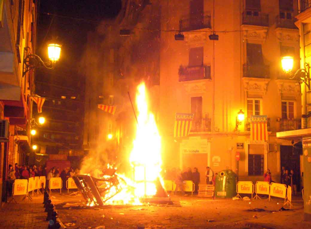 crema de las fallas valencia  falla vivons